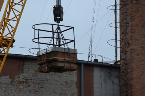30 méteres daruval kezdték meg a kéménybontást a művelődési házon Kiskunmajsán 8